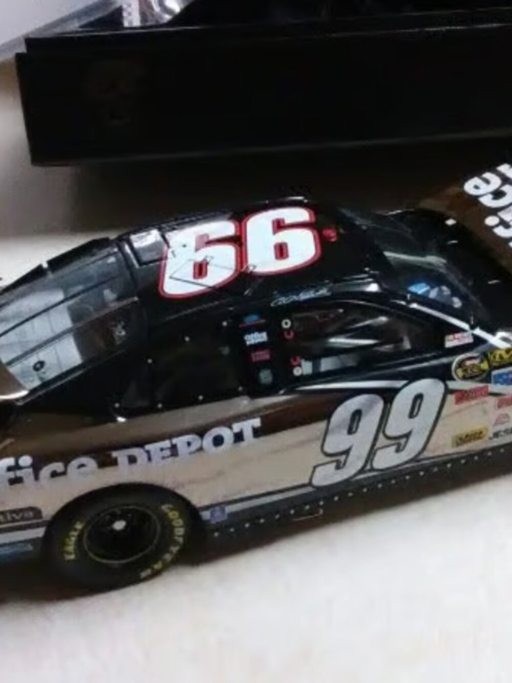 Carl Edwards 2007 Fusion Owners Elite White Gold 1:24 -- 1/24 scale diecast car
